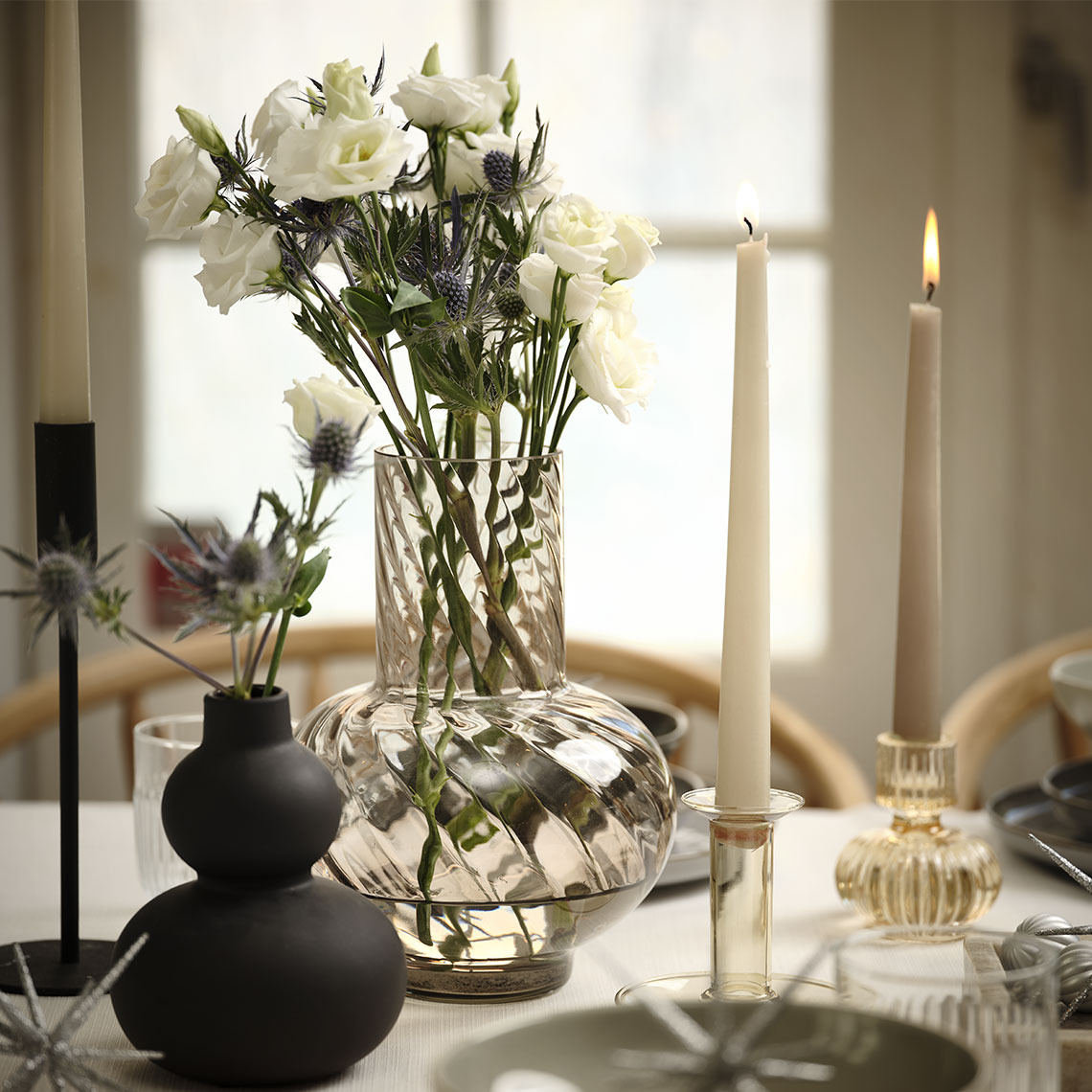 Blomstervaser på et middagsbord 