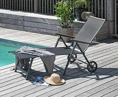 Justérbar solseng i grå på terrasse ved pool