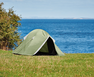 Grønt og gråt telt til 2 personer ved havet