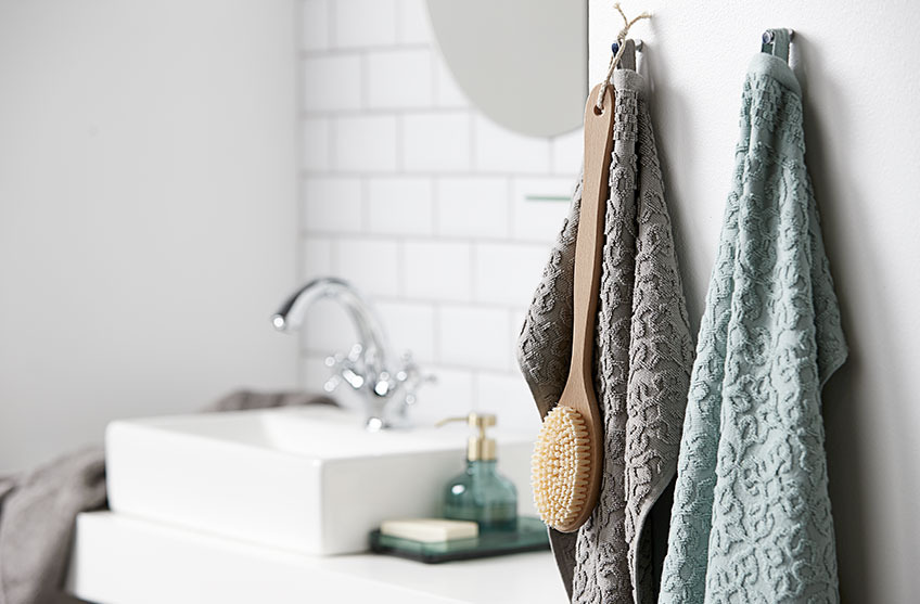 Mønstrede håndklæder i et badeværelse