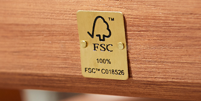 FSC logo på metalplade på havemøbel i hårdttræ