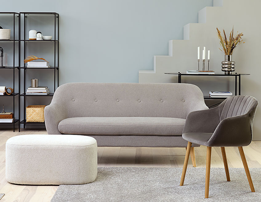 Stor, oval puf i en stue med sofa og spisestol