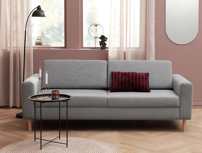 Stue med en grå stofsofa med plads til 3 personer i en moderne stue