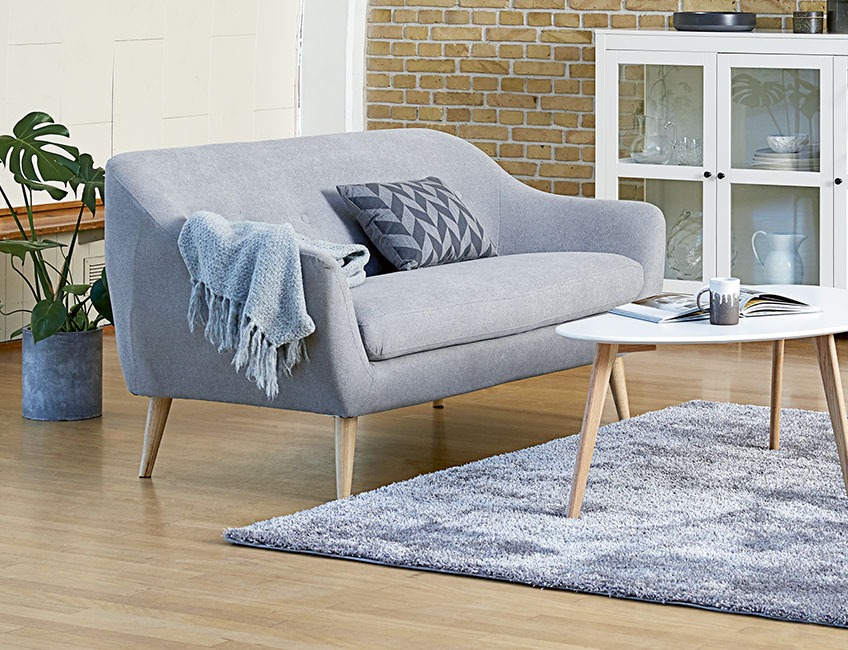 Grå sofa i skandinavisk design og hvidt sofabord