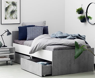 Teenageværelse med seng i hvid og beton look   