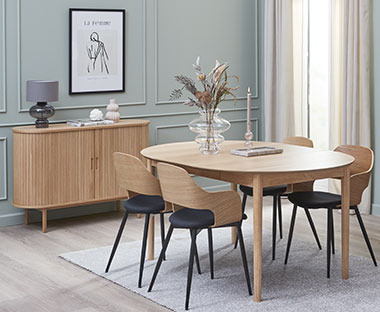 Ovalt spisebord, spisebordsstole og skænk med jalousilåger