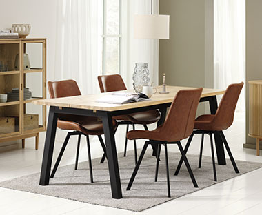 Spisebordsstole i kunstlæder og spisebord i spisestue