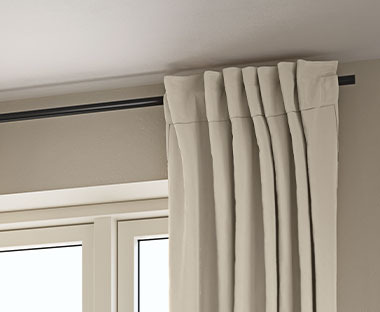 Sort gardinstang til gardiner med skjulte stropper