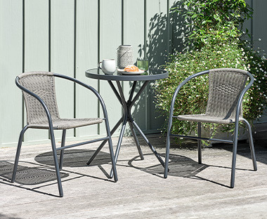 Cafébord med to stole i grå på terrasse