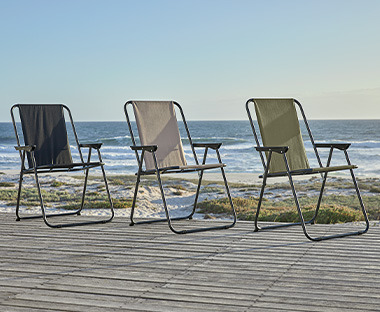 Campingstole i flere farver på terrasse ved stranden