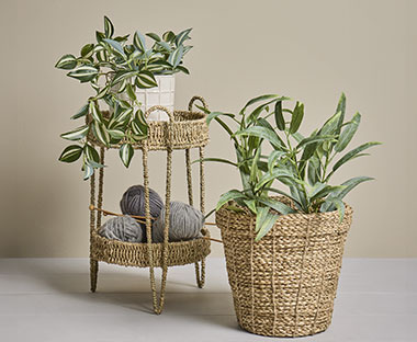 Piedestal med hængeplante og blomsterpotte med kunstig plante