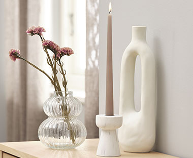 Glasvase, lysestage og hvid vase