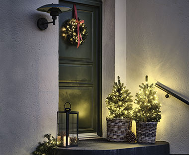 Lyskæder, grankrans med lys og kunstigt juletræ foran hoveddør