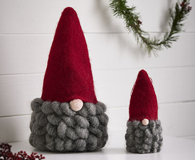 To julenisser med gråt skæg og røde huer