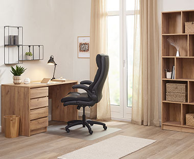 Sort kontorstol med justerbar højde 