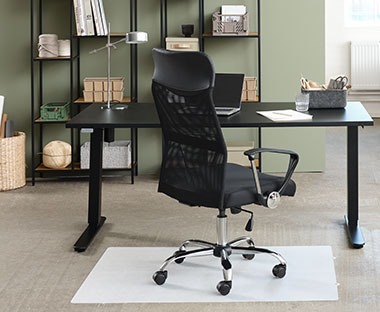 Sort hæve sænkebord med kontorstol stoleunderlag