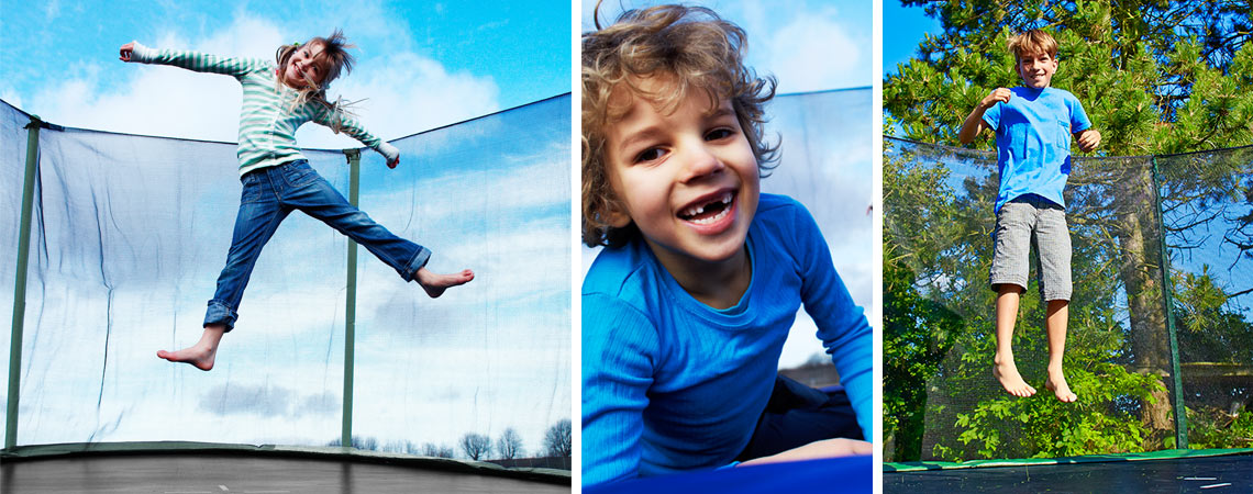 Børn i forskellig alder der hopper på trampolin