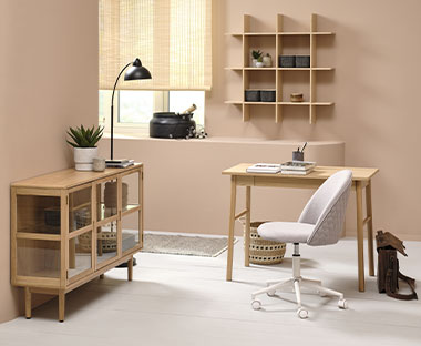 Lille kontor med skrivebord, kontorstol, skænk og væghylde
