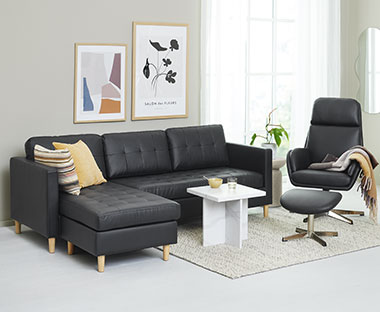 Sofa med chaiselong, lænestol med fodskammel og hjørnebord i hyggelig stue