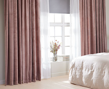 Kraftige gardiner, lette gardiner og mørklægningsgardin i soveværelse 