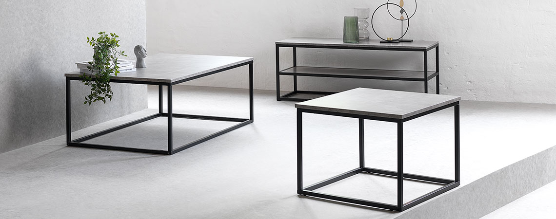 TV møbel, hjørnebord og sofabord i beton look og med sort metalramme