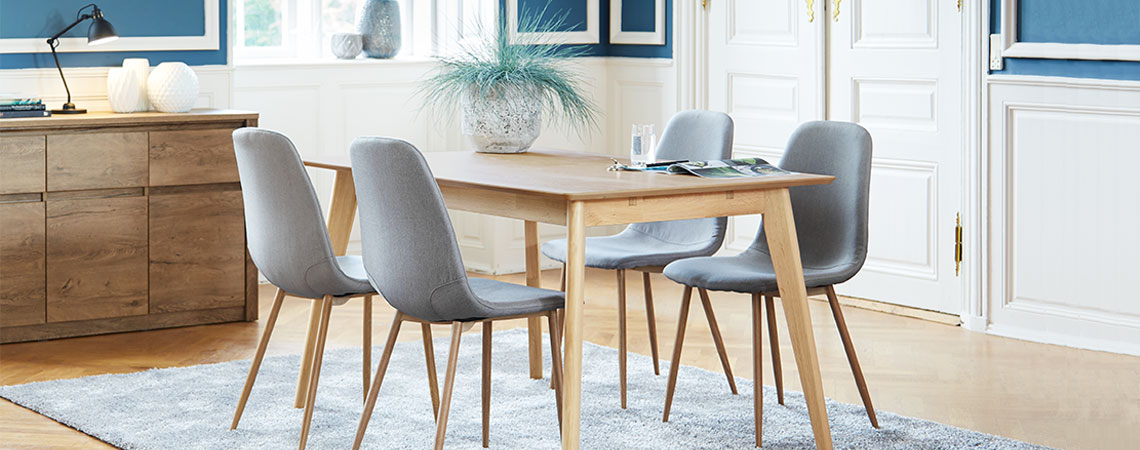 Spisebord i eg og grå spisebordsstole i en stilfuld spisestue