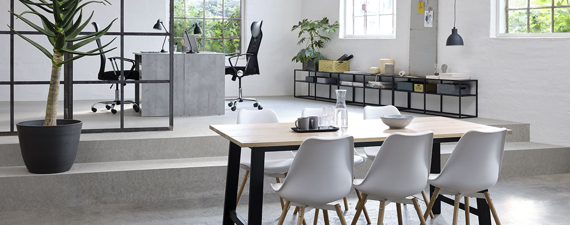 Spisebord og skrivebord i moderne stue