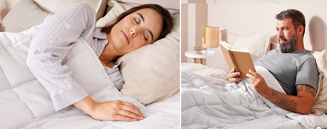 Kvinde der sover med en tyngdedyne og mand der læser i sengen med en tyngdedyne