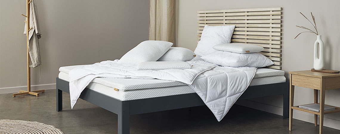 Soveærelse med stor dobbeltseng, madras, topmadras, dyner og puder med sengebetræk