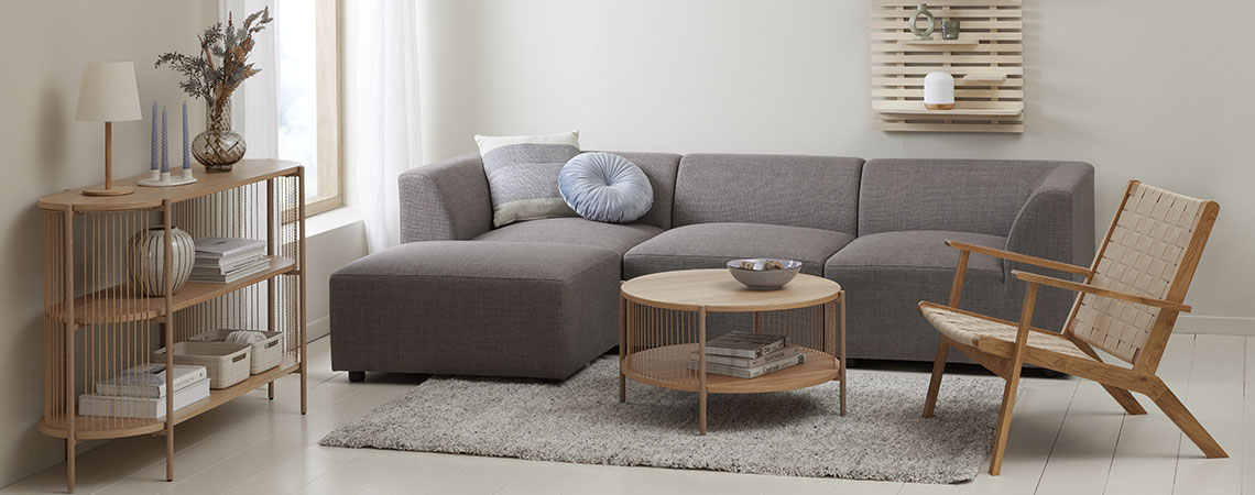 Stue med sofa, skænk, sofabord og lænestol 