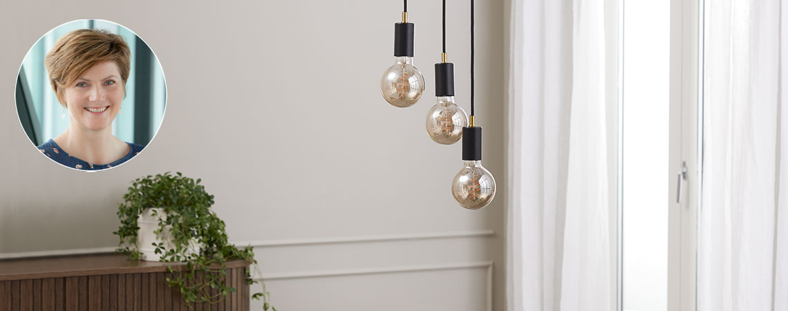 Sort loftslampe med elpærer og indsat billede af Tina Nymann 