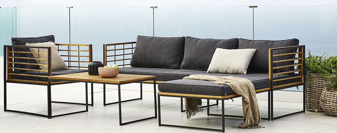 Loungesæt med loungestol, bord og havesofa med chaiselong på en stor altan
