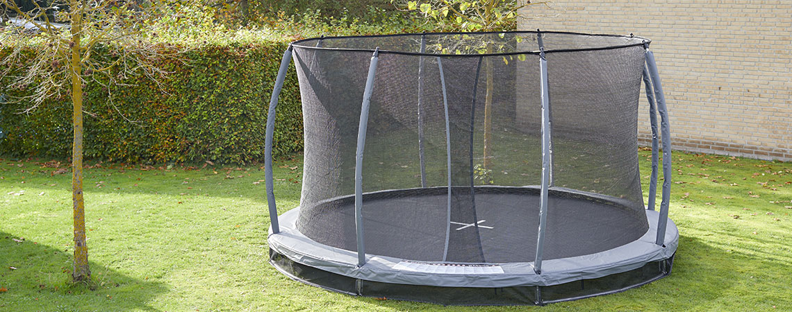 Nedgravet trampolin i en have