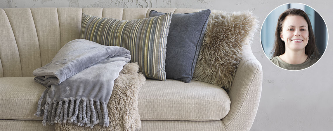 Sofa med fleecetæppe, imiteret pels tæppe, stribede blå pyntepuder og imiteret pels pyntepude 