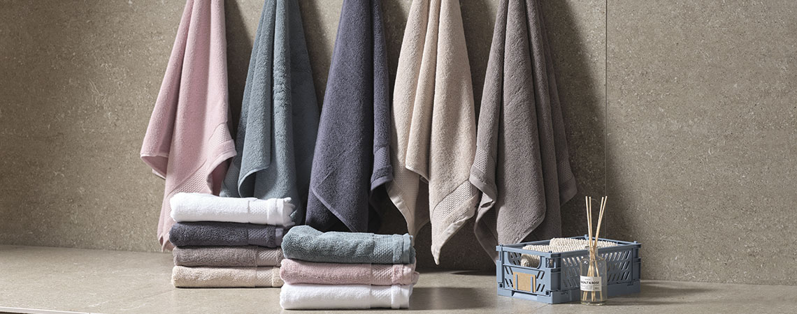 Håndklæder i forskellige farver i et badeværelse