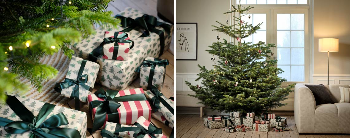 Julegaver pakket ind i gavepapir og juletræ med lys