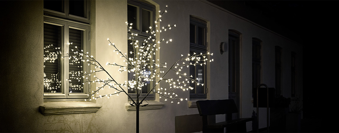 LED lystræ udenfor hjem på en mørk vinterdag 