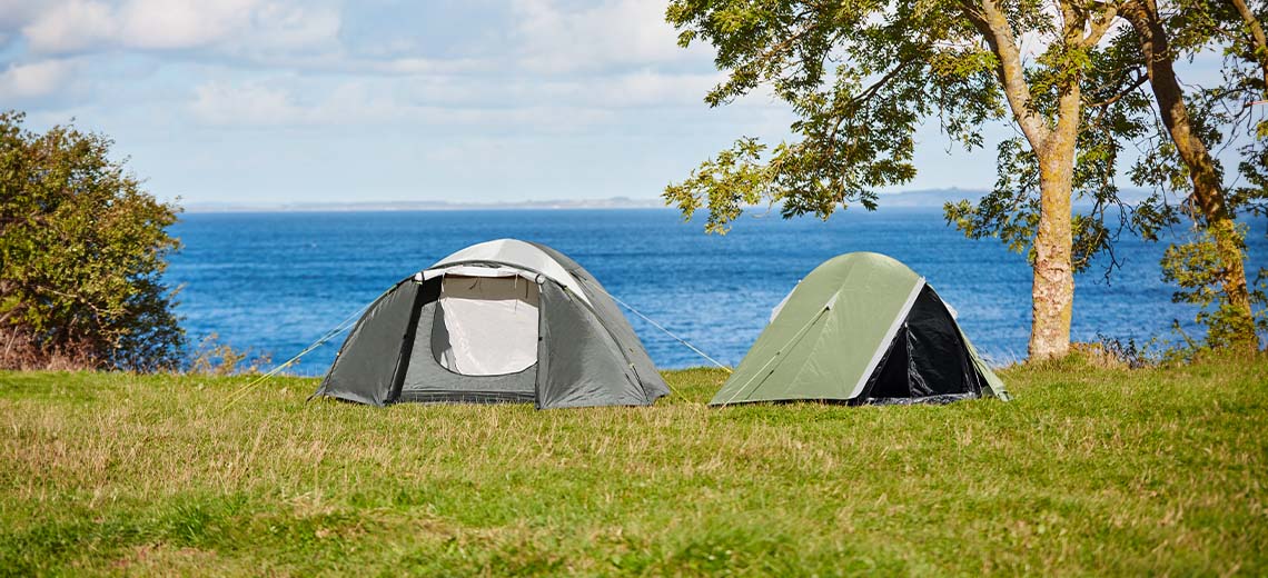 To store telte på græsplane ved kysten