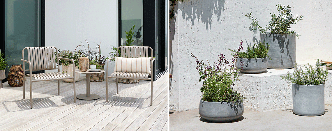 Loungesæt på altan med havekrukker og planter