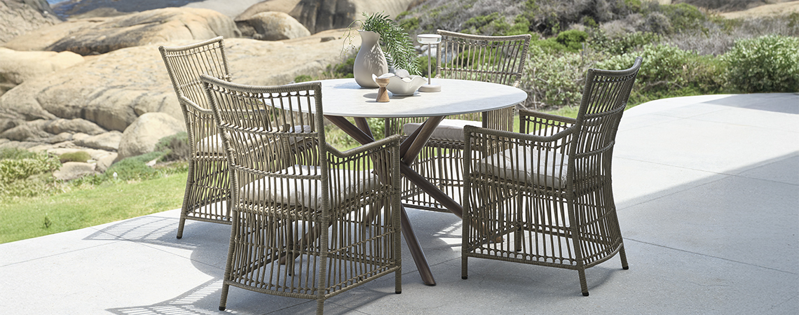 Havesæt på terrasse ved havet