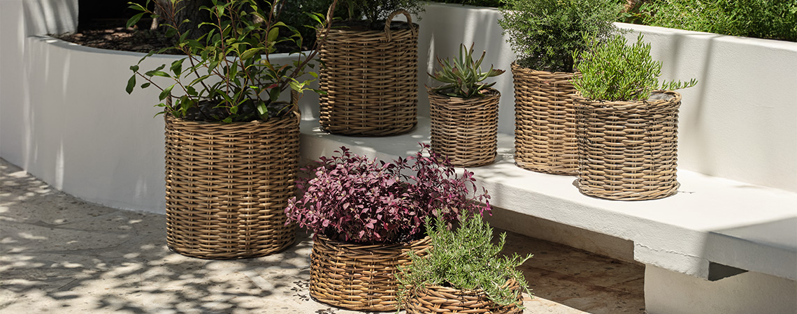 Havekrukker lavet af rattan i lys have