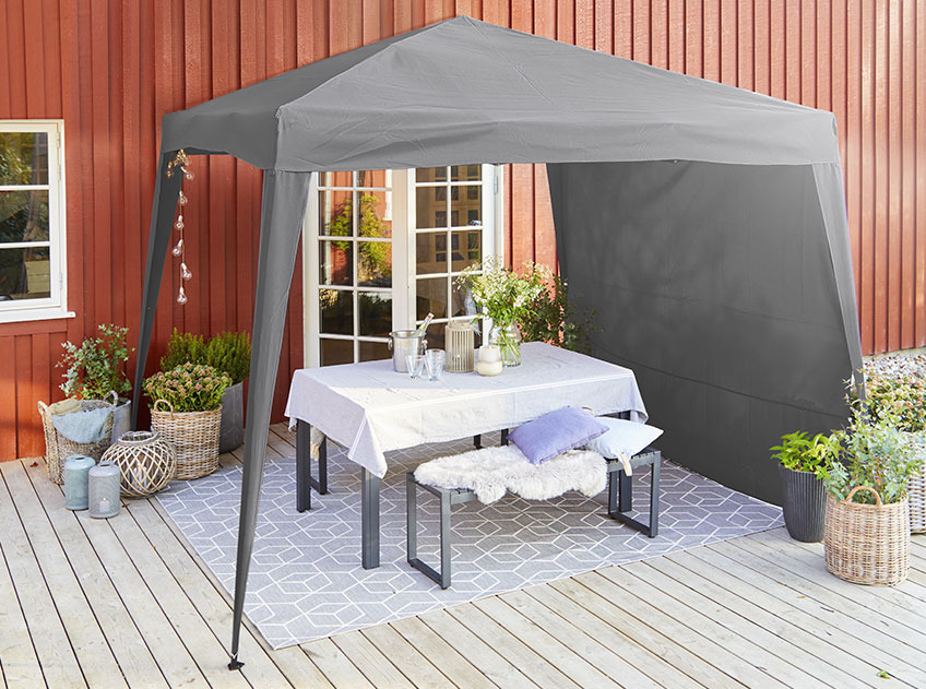 JERUP pavillon med SAUNTE bænk og SANSEBIE havekrukker Havepavillon på en terrasse