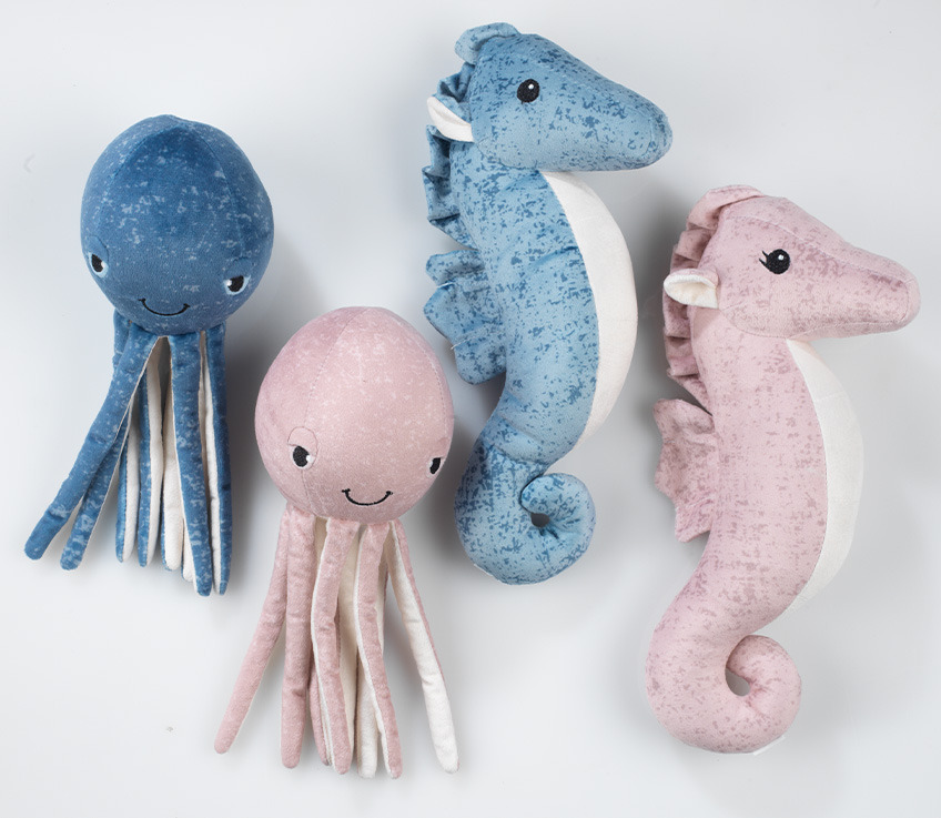 Blækspruttebamse og søhestebamse til børn i blå og lyserøde farver