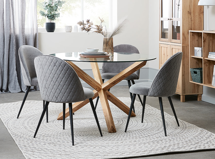 Spisekrog med spisebord og fire grå spisebordsstole 