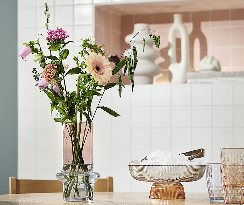Høj vase med friske blomster