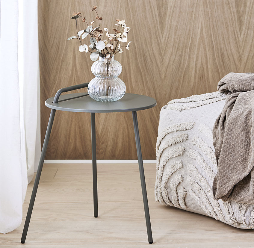 STAE hjørnebord i grå og HYLKE puf i lys beige Minimalistisk hjørnebord med tre ben og lys beige puf med blød og strukturvævet overflade
