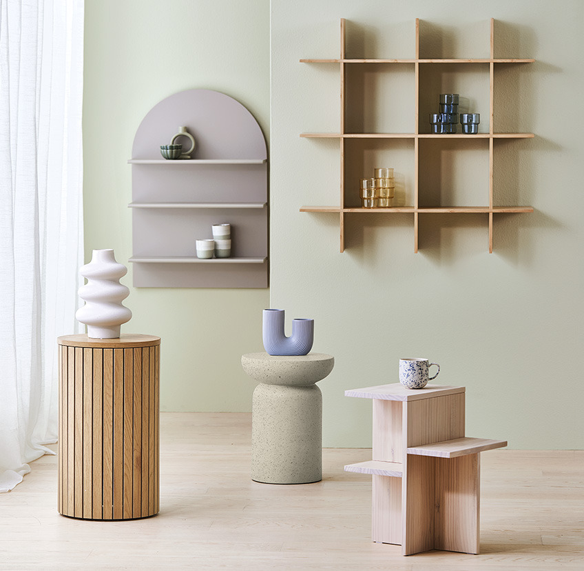 De små møbler i den nye Nordic Mood-kollektion er ideelle til at lave store ændringer i hjemmet Udvalg af hjørneborde, vægreoler og dekorationer til forandringer i indretningen