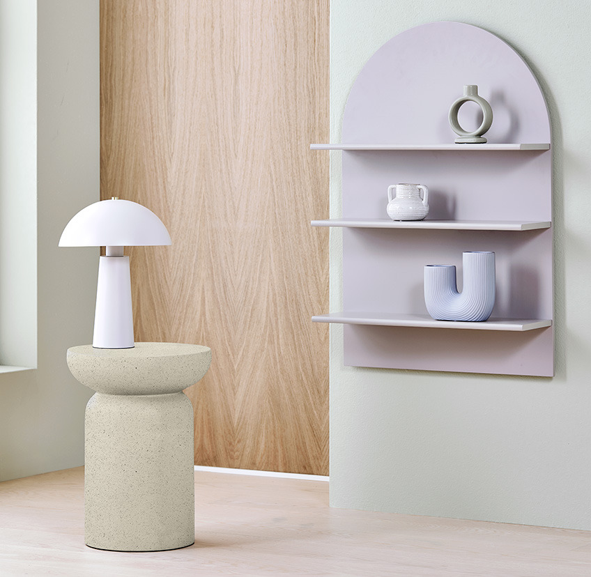 LYDUM hjørnebord, MARKUS bordlampe og ALKEN vægreol I varm grå med tre hylder Lille hjørnebord i beige med betonlook, klassisk hvid lampe og grå vægreol