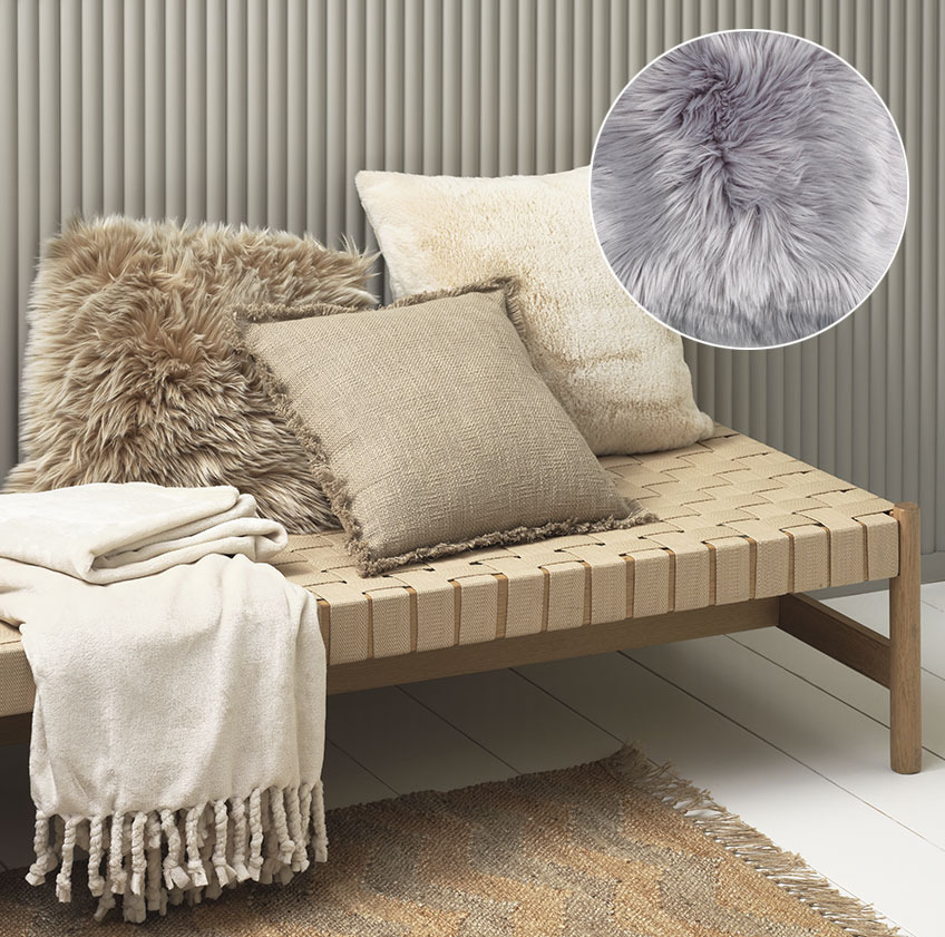 VADEHAVET daybed med TAKS pyntepude (fås i beige og grå) og BONDEROSE fleecetæppe Daybed med imiteret pels pyntepude og fleecetæppe