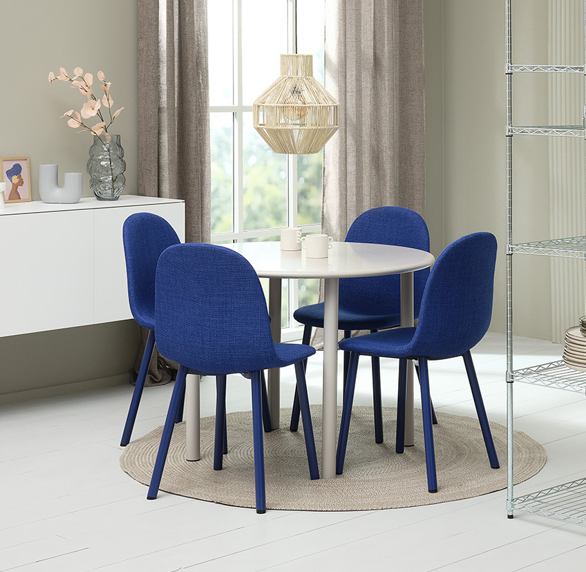 Kobaltblå spisebordsstol og rundt spisebord i hvid 